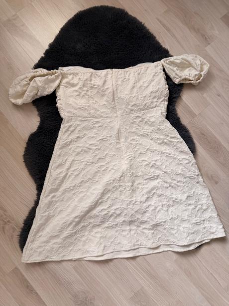 Šaty kremové mini kratke off shoulder, m