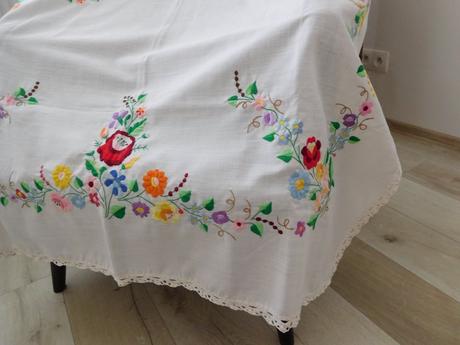 Obrus ručná výšivka top top stav, 143 x 123 cm,, 