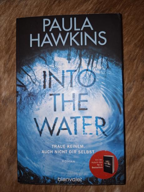 Paula hawkins into the water nemecka kniha, 