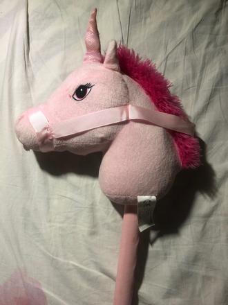 Plyšový jednorožec na tyči, 