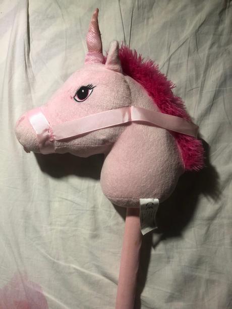 Plyšový jednorožec na tyči, 