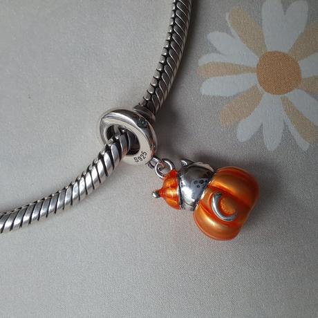 Prívesok mačka v tekvici,