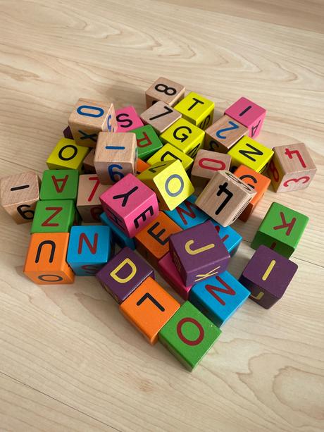 Drevene kocky pismena/cisla/farby,