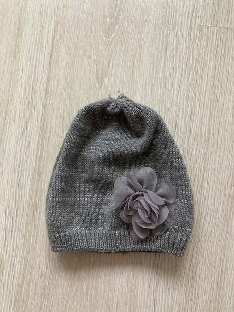 Pletená čiapočka s kvietkom,