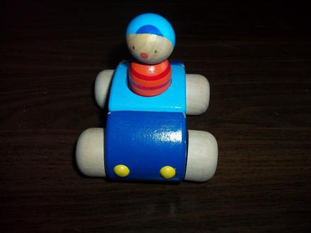 Drevené autíčko s panáčikom,