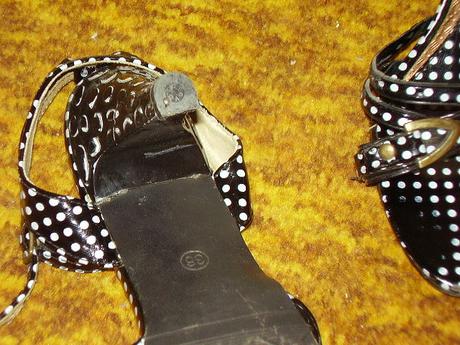 Čierne sandalky  s bielymi bodkami, 36