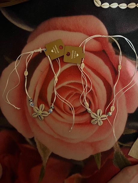 Náhrdelník z mušlí s kvietkom, 