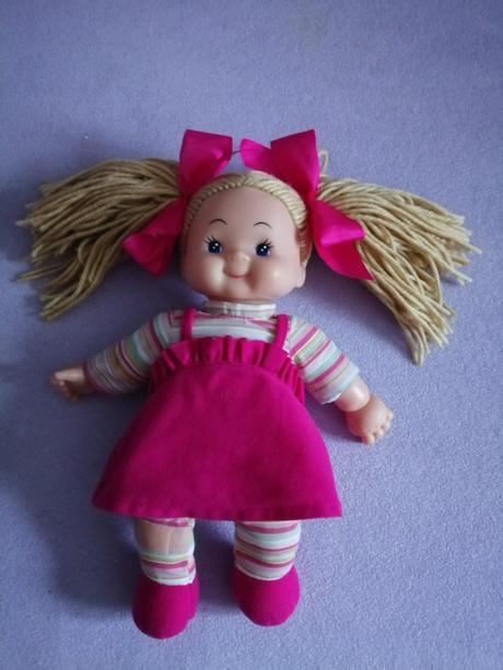 Bábika v ružovych satickach, 