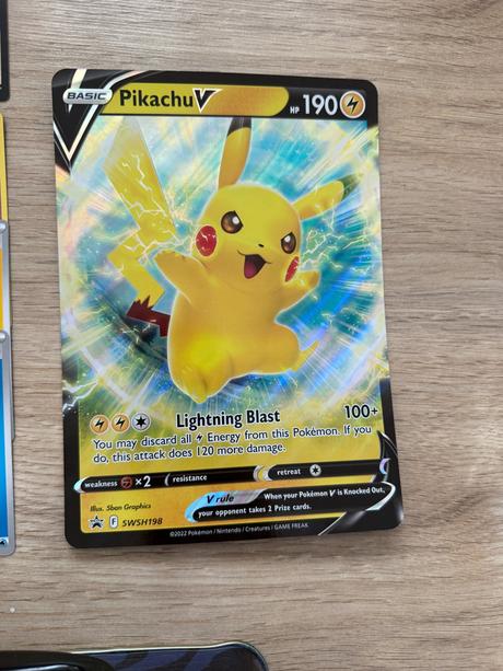Pikachu kufrík a karty pokémon a lorcana,