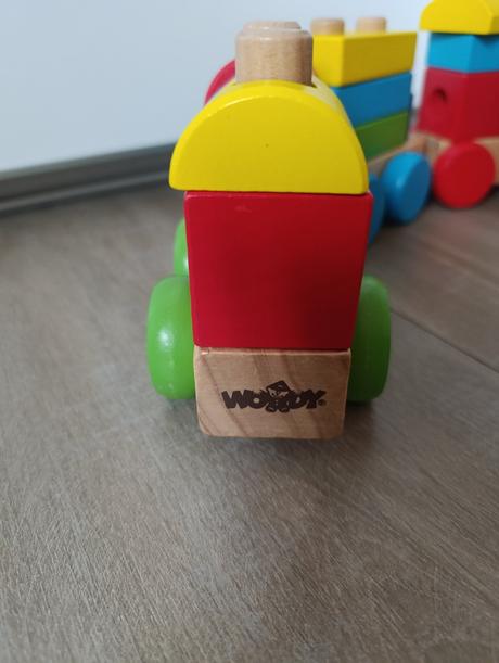 Woody drevený vláčik, 