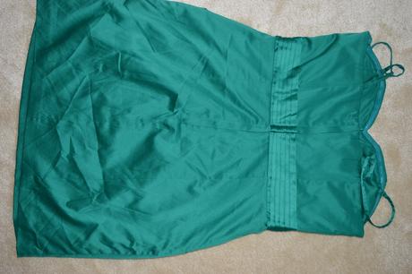 Smaragdovo zelene saty, m