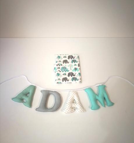 Písmenká z látky.,