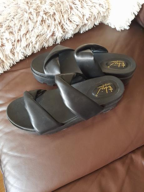 Pohodlné značkové šľapky-papuče na platforme, 40