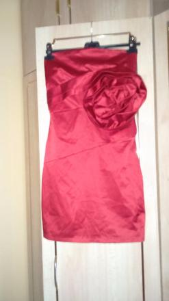 Čevené krátke saténové šaty., s