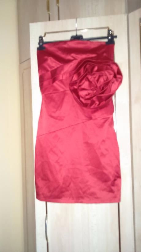 Čevené krátke saténové šaty., s