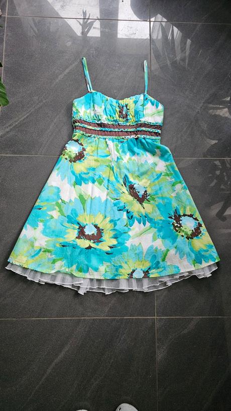 Kvalitné kvetované šaty, m