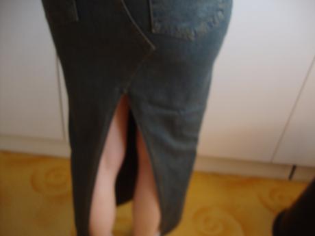 Riflová dlhá sukňa velk. 28 s rozparkom vzadu, 28