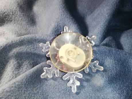 Snehová vločka svietiaca ma okno, 