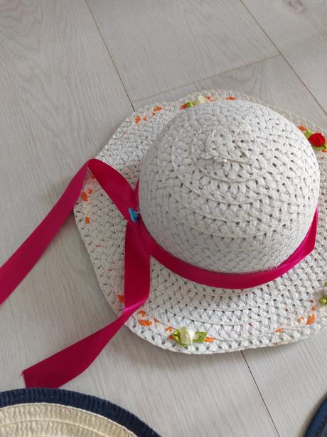 Letné klobúky, 104