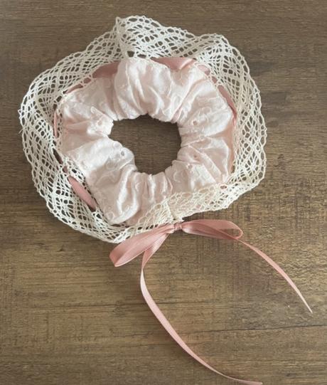 Krásna gumička s krajkou, 