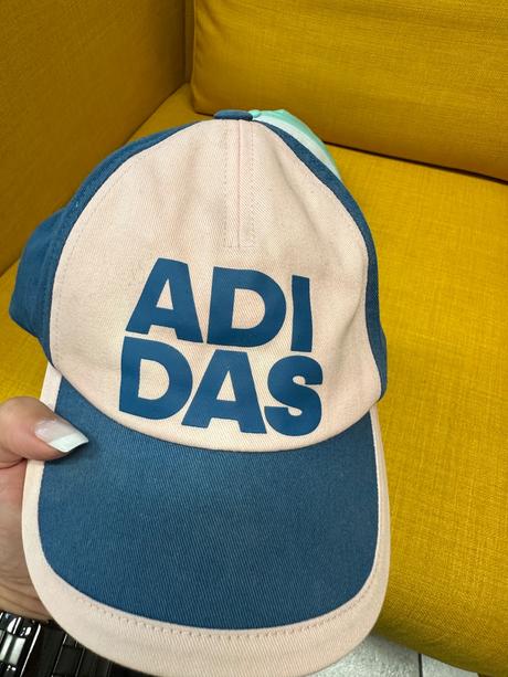 Šiltovky spolu, adidas