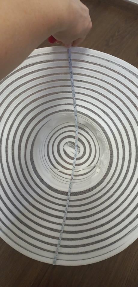 Biely plážový klobúk, 