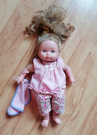 Bábika s kučeravými vláskami,