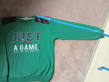 Veľmi pekná a kvalitná mikina kombinovaná s koženk, 152