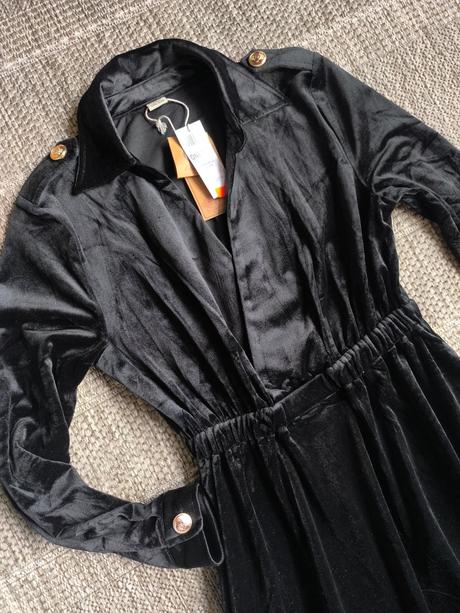 Zamatové šaty, timeout