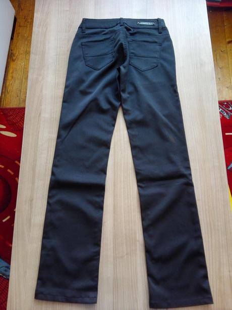 Čierne nohavice, 36