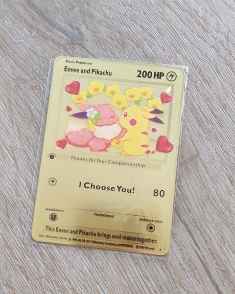 Kovová pokémon karta,
