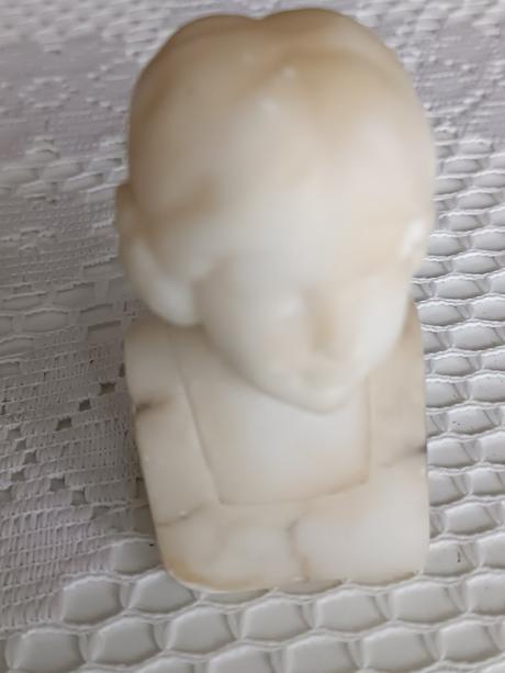 Mramorová busta boženy němcovej, 