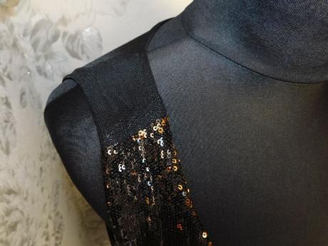 Velmi pekne flitrovane saty, 40