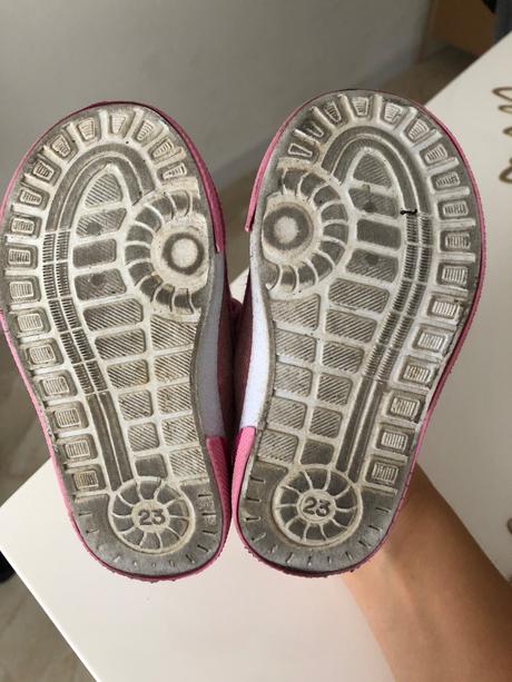 Tenisky s pevnou špičkou, 23