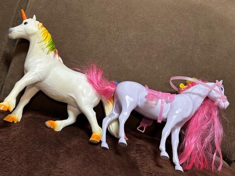 Schleich koniky 2x stajna a auticko zvieratá plast, 