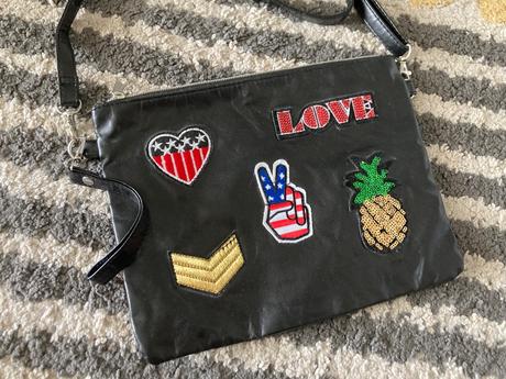 Kabelka s nášivkami,