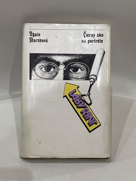 Kniha- čierny ako na portréte,