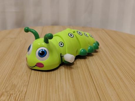 Pohyblivá naťahovacia húsenica na kľúčik, 10 cm, 