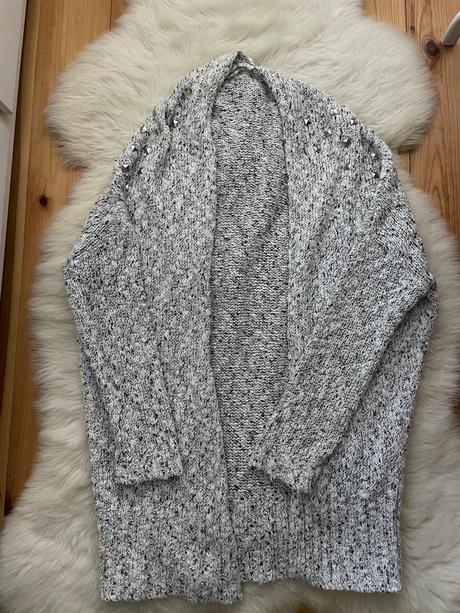 Svetrik s kovovymi komponentmi, 