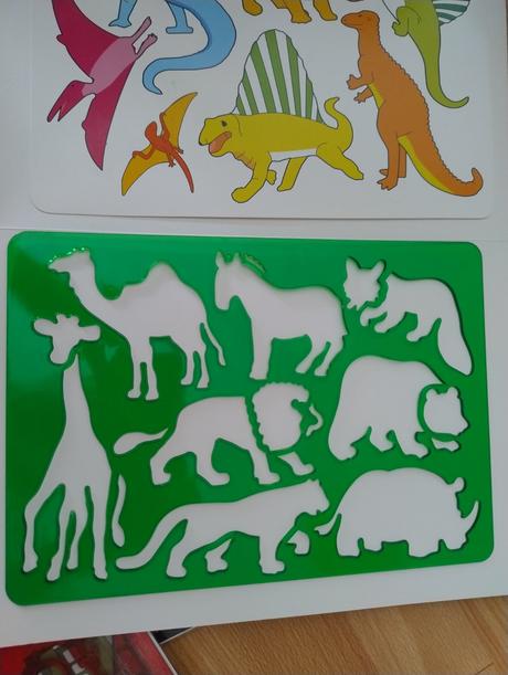 Obťahovanie šablón,vystrihovačka dinosaury,