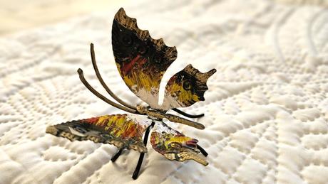 Kovová stolová dekorácia motýľ, 8 x 7 cm,