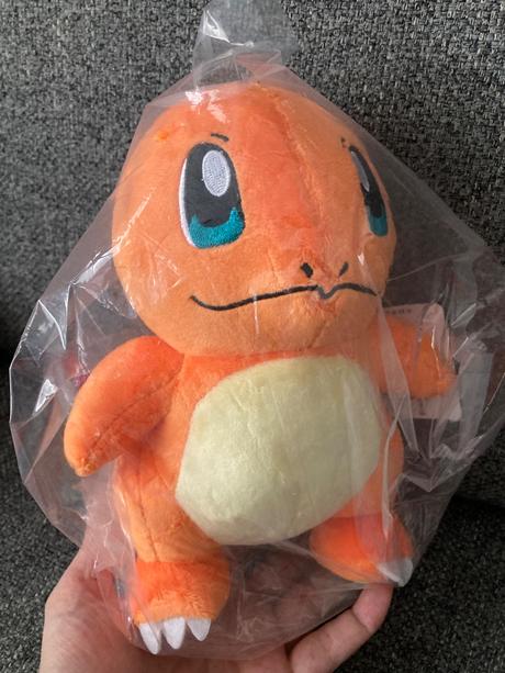 Nový plyšový pokémon pikachu  a charmander, 