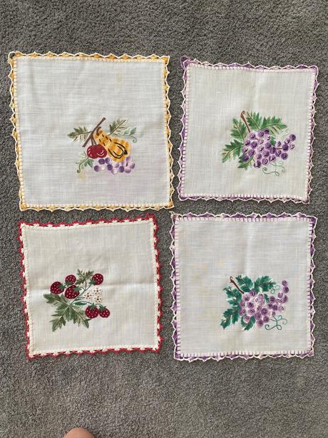 Vysivane retro obrusky ovocie, 