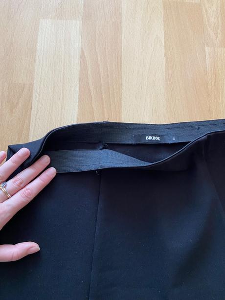 Čierna minisukňa, s