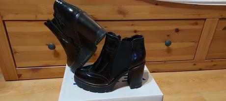 Čižmy lesklé na opätku veĺ.40, 40