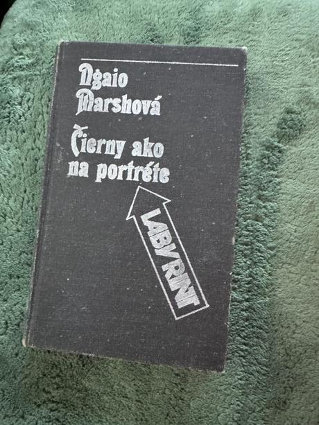 Marshová ngaio. čierny ako na portréte,