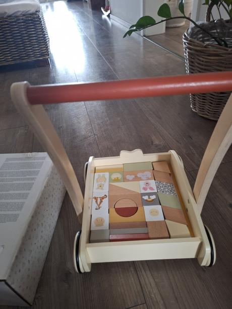 Drevený detsky vozik s kockami,