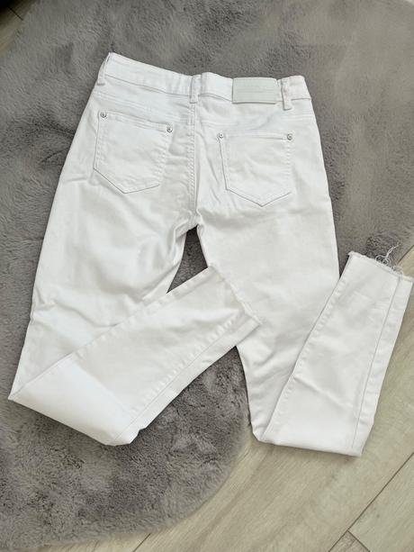 Biele rifle s roztrhanim, s