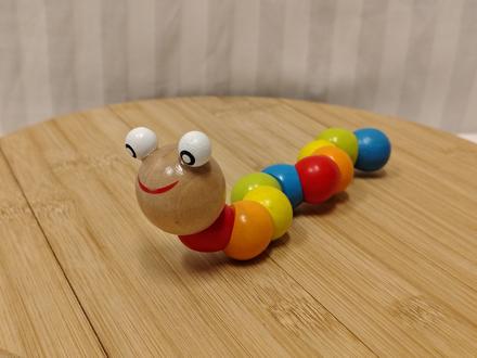 Ohybná drevená edukačná húsenica, 18 cm,