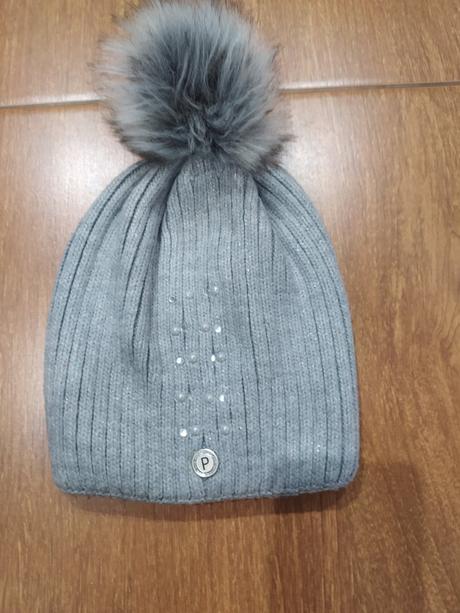 Čiapka zdobena kamienkami, 